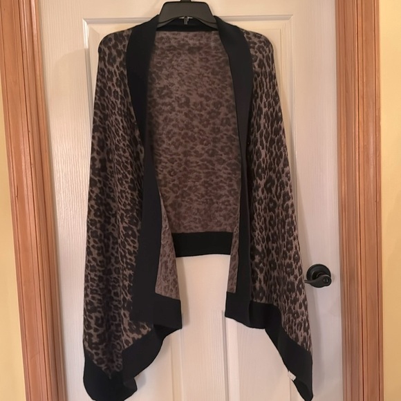 BEAUTIFUL LEOPARD 🐆 PRINT WRAP, 100% Cashmere/Cachemire, Pin Not Included - Picture 2 of 4